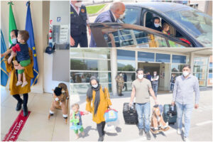 Famiglie afghane lasciano il Covid Residence, la richiesta di un bimbo: “Mamma voglio il cavalluccio”