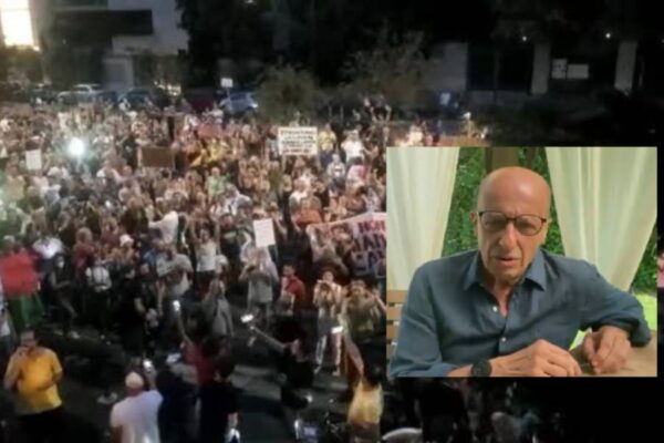 Protesta No Vax alla sede di “Libero” contro “giornalisti terroristi” e Sallusti: “Insultano 140mila morti”