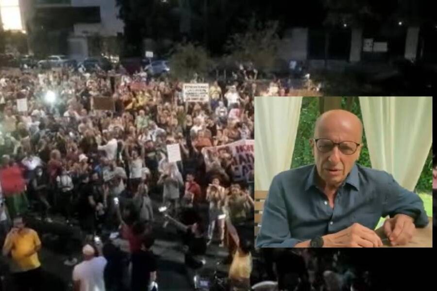 Protesta No Vax alla sede di “Libero” contro “giornalisti terroristi” e Sallusti: “Insultano 140mila morti”