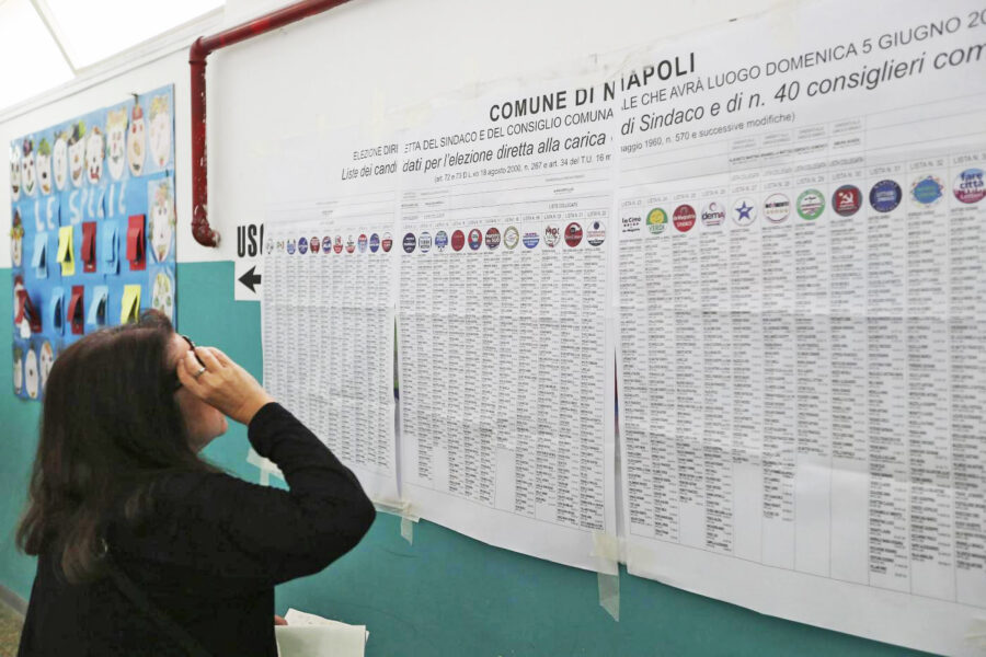 Il caso di Angela Baiano, candidata con due liste (Azzurri per Napoli e Repubblicani Democratici) finisce in Procura