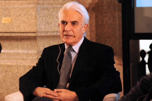 Intervista a Luigi Mascilli Migliorini: “La destra? Non sa modernizzare, mentre Bassolino sa sorprendere” Intervista a Luigi Mascilli Migliorini: “La destra? Non sa modernizzare, mentre Bassolino sa sorprendere”