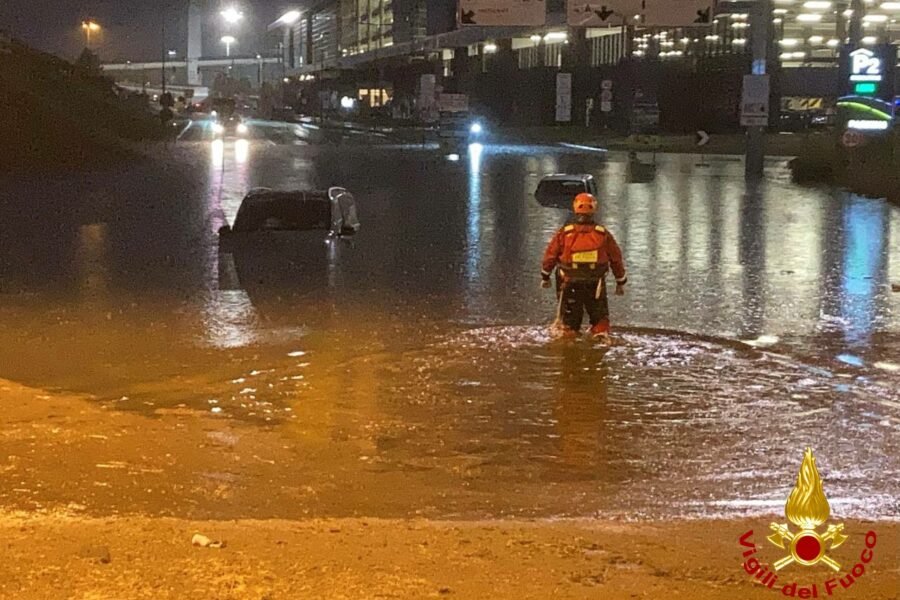 Maltempo record a Milano, nubifragio ferma Malpensa: decine di persone salvate dalle auto