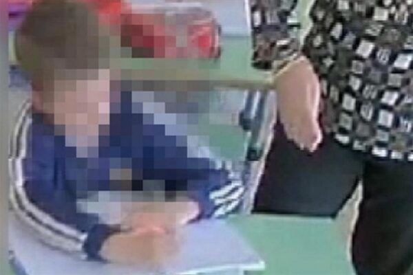 Bimbi presi a schiaffi e tirati giù dalle brandine, le maestre ammettano: “Stress e paga bassa”