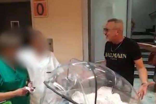 Tony Marciano diventa papà e canta in ospedale, scoppia la polemica: “Senza mascherina, è finito il Covid?”