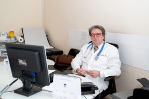 Sospeso Mariano Amici, il medico No-Vax dei tamponi ai kiwi: “Farò ricorso”