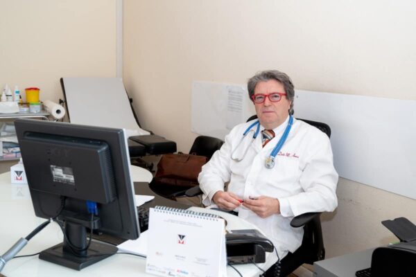 Sospeso Mariano Amici, il medico No-Vax dei tamponi ai kiwi: “Farò ricorso”