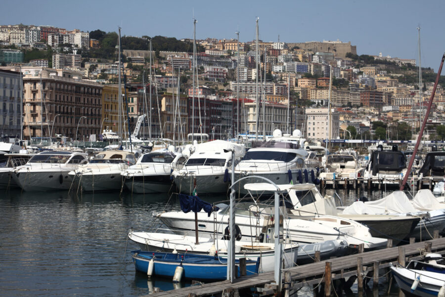 PORTICCIOLO DI MERGELLINA, BARCHE E GENTE AL SOLE, PORTO TURISTICO, MOTOSCAFI