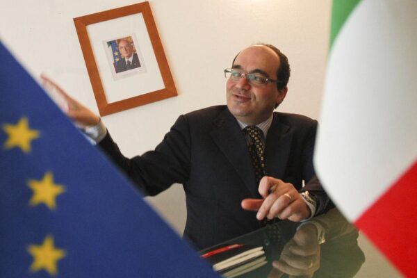 Assolto dopo 7 anni di gogna, l’ambasciatore Giffoni cacciato dalla Farnesina è innocente: “Mia vita distrutta”