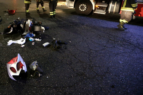Scooter contro tram, l’impatto frontale è devastante: muore ragazzo di 18 anni