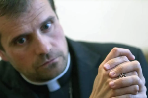 Innamorato di una scrittrice di libri erotici, vescovo si dimette: “Colpa del diavolo”