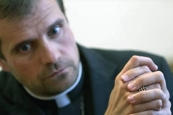 Innamorato di una scrittrice di libri erotici, vescovo si dimette: “Colpa del diavolo”