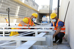 PRIMO APPUNTAMENTO   DI  WORK  IN PROGRESS   LEZIONI IN CANTIERE    IN VISITA  SUL CANTIERE DEI LAVORI DI INTERRAMENTO  DELLA  LINEA   FERROVIARIA  F.A.L  STUDENTI DEL POLITECNICO DI BARI  E  GLI IMPRENDITORI DEL GRUPPO   GIOVANI DI  ANCE BARI E BAT , OPERAI, LAVORO, CASCHI PROTETTIVI