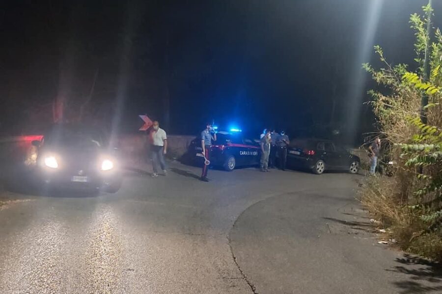 Fatta a pezzi e abbandonata in un borsone sul ciglio della strada, il figlio confessa: “L’ho uccisa io”