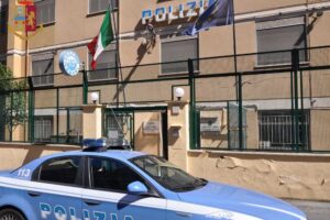 Picchia e investe poliziotti con lo scooter dopo scippo: agenti con fratture e contusioni