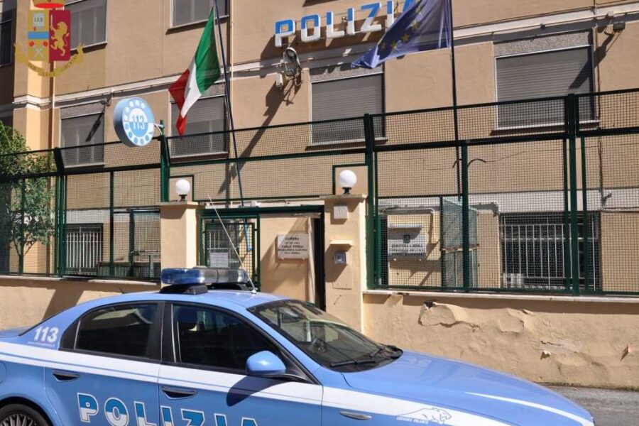 Picchia e investe poliziotti con lo scooter dopo scippo: agenti con fratture e contusioni