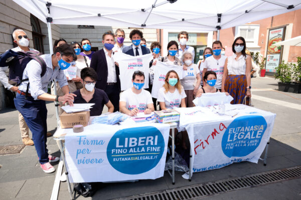Foto Mauro Scrobogna /LaPresse
17-06-2021 Roma , Italia
Cronaca
Eutanasia – raccolta firme per referendum
Nella foto: primo giorno della raccolta firme promossa dall’Associazione Luca Coscioni per la consultazione referendaria sull’eutanasia legale, tra gli altri Marco Cappato, Mina Wlby, Filomena Gallo, Riccardo Magi

Photo Mauro Scrobogna /LaPresse
June 17, 2021  Rome, Italy
News
Euthanasia – collection of signatures for referendum
In photo: first day of the collection of signatures promoted by the Luca Coscioni Association for the referendum on legal euthanasia, among others Marco Cappato, Mina Wlby, Filomena Gallo, Riccardo Magi