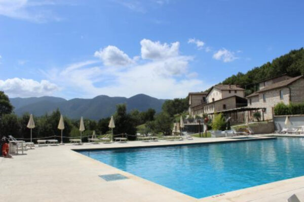 Dirigenti dell’Asl Roma nel resort da 100mila euro: “Così pensiamo a idee per il futuro”. Dopo la bufera, evento annullato Dirigenti dell’Asl Roma nel resort da 100mila euro: “Così pensiamo a idee per il futuro”. Dopo la bufera, evento annullato