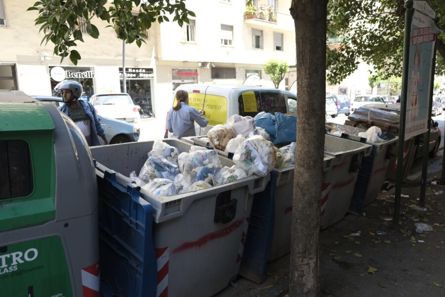 Emergenza rifiuti infinita, Napoli sommersa dalla spazzatura
