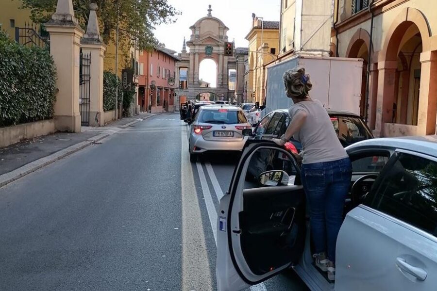 Mattia Santori, la ‘Sardina’ contromano per denunciare il traffico di Bologna: lo scivolone social del candidato col PD