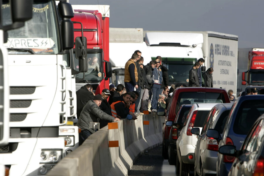 ‘Sciopero’ dei camionisti, il trasporto si ferma contro il caro carburante: in Sardegna scoppia la psicosi per gli scaffali vuoti