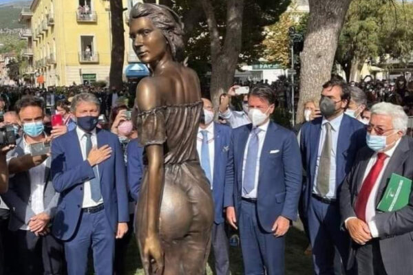 La spigolatrice di Sapri, il caso della statua e la polemica sessista: “Un’offesa alle donne”