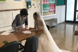 Professoressa firma l’incarico vestita da sposa: lo scatto virale simbolo del precariato nella scuola
