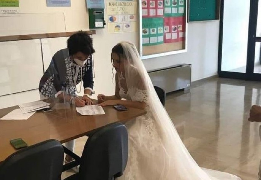 Professoressa firma l’incarico vestita da sposa: lo scatto virale simbolo del precariato nella scuola