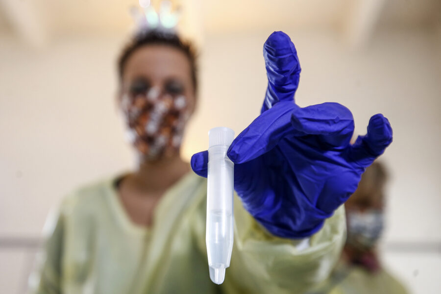 Test salivari, il Ministero della Salute stoppa Lega e FdI: “Inattendibili per il Green pass, non sono alternativi al tampone”