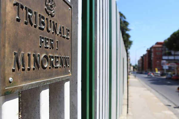 Ragazzina sfregiata, l’avvocato dell’ex fidanzato: “E’ già un processo mediatico, follia parlare di tentativo di omicidio”