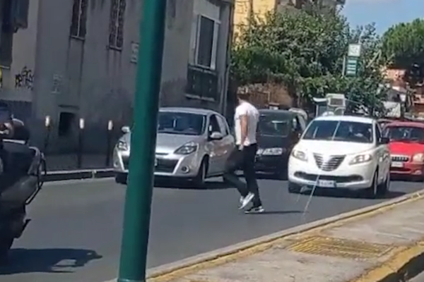 Uomo in stato confusionale corre tra le auto in corsa: “Fate presto, aiutatelo”