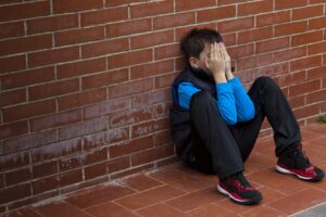 “Accompagnami a fare la rapine”, botte e minacce al figlio 12enne usato per non destare sospetti