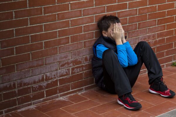 Donna tradisce marito e picchia i figli che raccontano la verità: “Papà mamma ti tradisce e ci lascia soli”