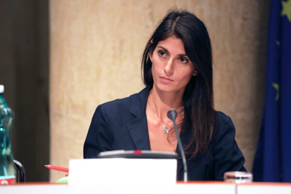 Raggi insiste sulla promessa-fake ai romani: “Rimborsi per caro bollette grazie a utili Acea”