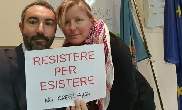 Barillari e Cunial barricati in Regione, la protesta degli ex 5 Stelle no-vax: “Esco solo con la forza”
