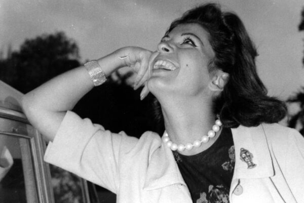 È morta Luisa Mattioli: addio all’attrice che aveva sposato Roger Moore, ex James Bond