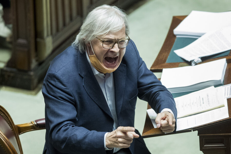 Foto Roberto Monaldo / LaPresse
25-06-2020 Roma
Politica
Camera dei Deputati – dl Giustizia
Nella foto Vittorio Sgarbi preso di forza dagli assistenti parlamentari e trascinato fuori dall’aula dopo aver insultato la deputata di Forza Italia Giusi Bartolozzi

Photo Roberto Monaldo / LaPresse 
25-06-2020 Rome (Italy) 
Chamber of Deputies – Justice law decree
In the pic Vittorio Sgarbi dragged out of the Chamber by parliamentary assistants after insulting the deputy of Forza Italia party Giusi Bartolozzi