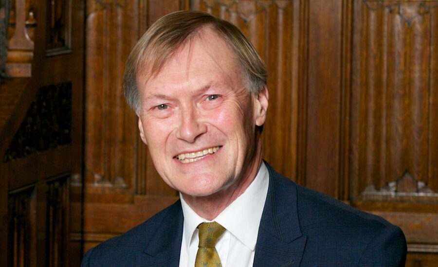 Chi era David Amess, il deputato inglese ucciso in chiesa a coltellate