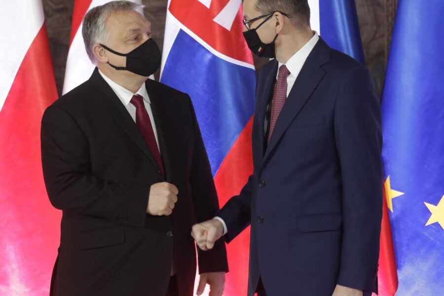 L’Ue valuta sanzioni per la Polonia, fondi europei ‘arma’ contro Varsavia: Orban (con Salvini e Meloni) la difende