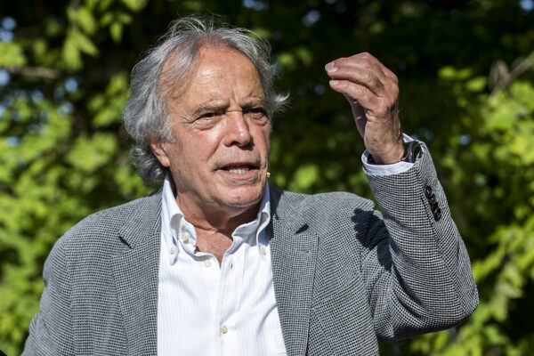 Foto Roberto Monaldo / LaPresse
08-05-2021 Roma
Cronaca
Piazze Libere – Manifestazione sull’emergenza Covid-19 organizzata da Enrico Montesano 
Nella foto Enrico Montesano durante il comizio politico-satirico al quartiere Trullo

Photo Roberto Monaldo / LaPresse 
08-05-2021 Rome (Italy) 
Demonstration on the Covid-19 emergency organized by Enrico Montesano   
In the pic Enrico Montesano