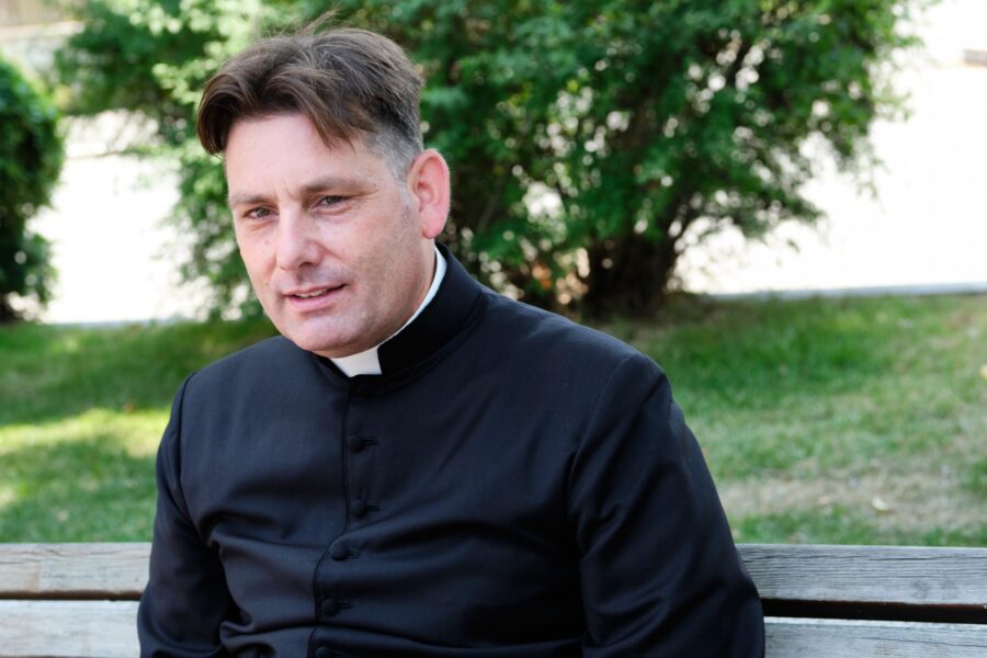 Minacce contro la ‘palestra della legalità’ di don Coluccia, prete-eroe di San Basilio: “Muto devi stare”