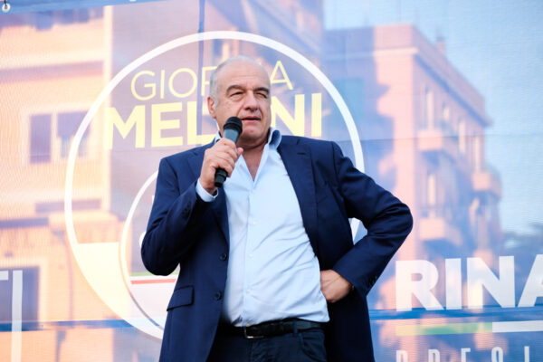 Foto Mauro Scrobogna /LaPresse
22-09-2021 Roma, Italia
Politica
Elezioni comunali Roma – campagna elettorale Michetti centro destra
Nella foto:  il candidato sindaco di Roma del centro destra Enrico Michetti  durante la  campagna elettorale nel quartiere di Centocelle

Photo Mauro Scrobogna /LaPresse
September 22, 2021  Rome, Italy
Politics
Municipal elections Rome – Michetti election campaign center right
In the photo: the center-right candidate for mayor of Rome Enrico Michetti during the election campaign in the Centocelle district