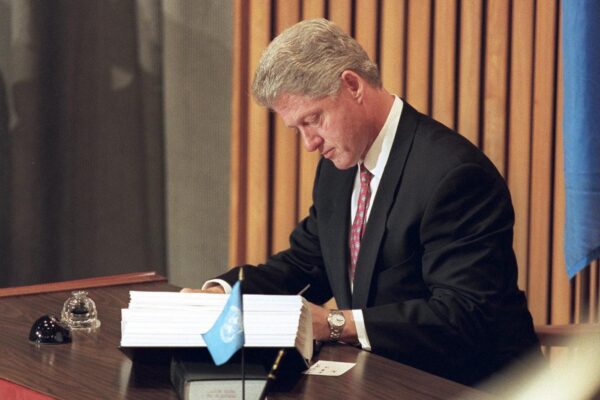 Bill Clinton in terapia intensiva: “Ricoverato per un’infezione del sangue”