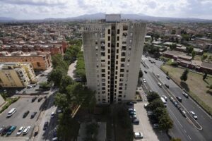 Spaccio di droga, la storia del ragazzino di 13 anni: “Faccio la vedetta, così mantengo la mia famiglia”