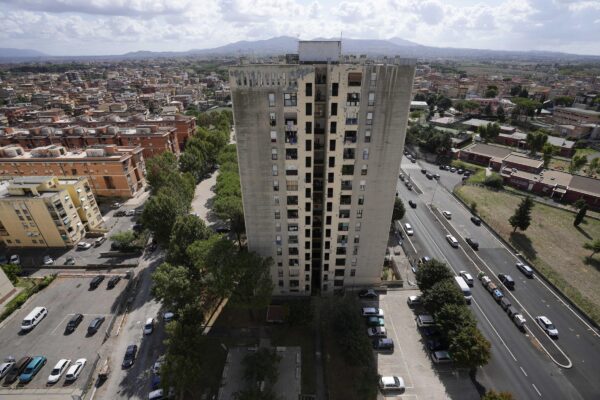 Spaccio di droga, la storia del ragazzino di 13 anni: “Faccio la vedetta, così mantengo la mia famiglia”