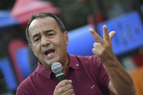 Mimmo Lucano nuova vittima dei teoremi dei pm Mimmo Lucano nuova vittima dei teoremi dei pm