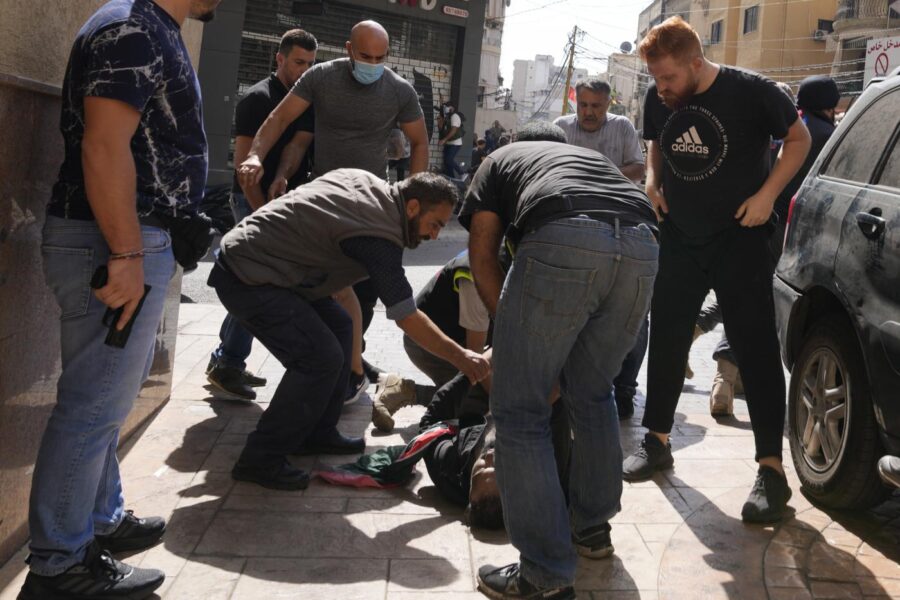 Carneficina in strada a Beirut, cecchini sparano sui manifestanti: 6 morti e 30 feriti