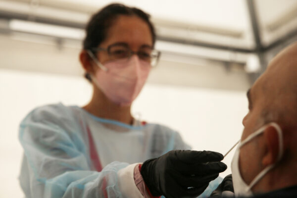 Foto Cecilia Fabiano/ LaPresse 
14 Ottobre   2021 Roma (Italia)
Cronaca: 
Da domani obbligo del green pass sul posto di lavoro 
Nella Foto : corsa al tampone per ottenere il green pass 

Photo Cecilia Fabiano/ LaPresse
October 14 , 2021  Rome (Italy) 
News  : 
Green pass certification obligation 
In the Pic : people making swabs for obtain the green pass certification