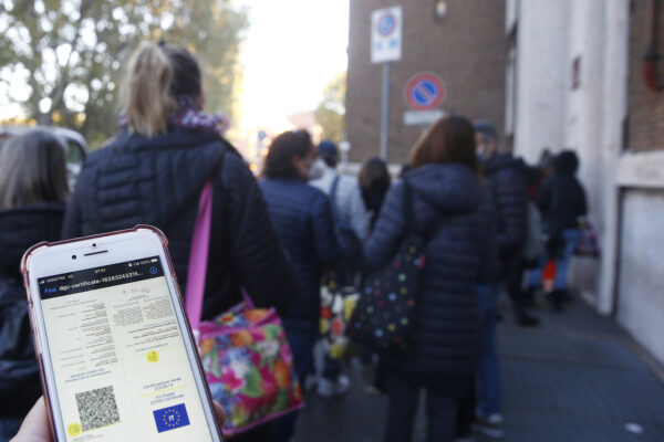 Foto Cecilia Fabiano/ LaPresse 
15 Ottobre   2021 Roma (Italia)
Cronaca: 
Primo Giorno di controllo Green Pass  al lavoro 
Nella Foto : i controlli agli uffici pubblici

Photo Cecilia Fabiano/ LaPresse
October 15 , 2021  Rome (Italy) 
News  : 
Green pass certification obligation first day of document check at work 
In the Pic : check in public office