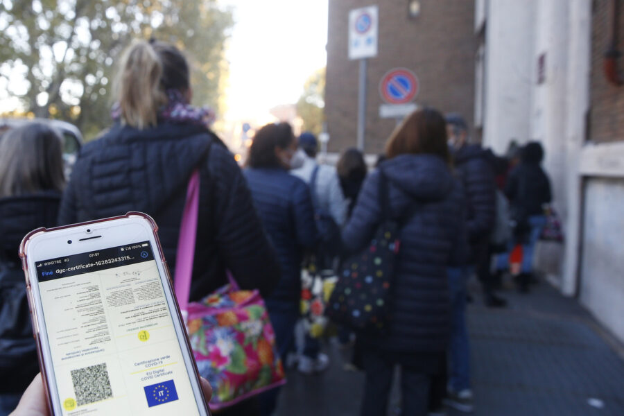 Foto Cecilia Fabiano/ LaPresse 
15 Ottobre   2021 Roma (Italia)
Cronaca: 
Primo Giorno di controllo Green Pass  al lavoro 
Nella Foto : i controlli agli uffici pubblici

Photo Cecilia Fabiano/ LaPresse
October 15 , 2021  Rome (Italy) 
News  : 
Green pass certification obligation first day of document check at work 
In the Pic : check in public office