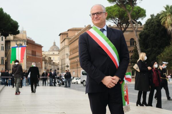 Gualtieri, il debutto in fascia tricolore e il rebus Giunta: la settima calda del neo sindaco